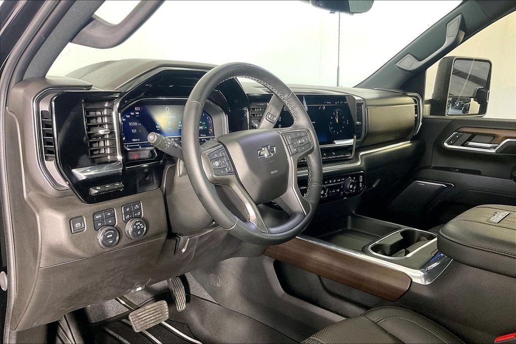 Used 2024 Chevrolet Silverado 2500 High Country w/ High Country Premium Package AWD/4WD image 15