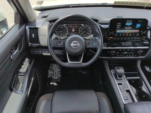 Used 2024 Nissan Pathfinder SL FWD image 17