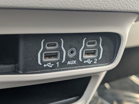Used 2024 Chrysler Voyager LX image 14