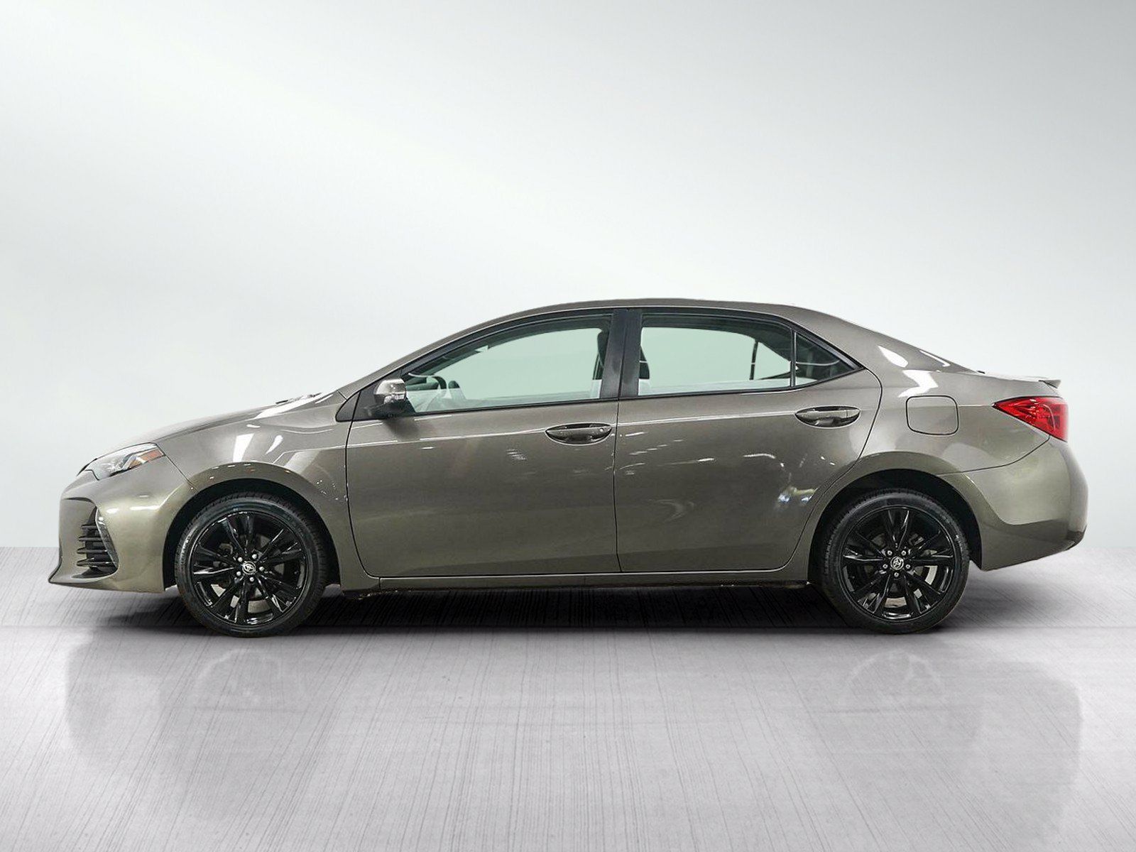 Used 2018 Toyota Corolla SE w/ SE Premium Package FWD image 2