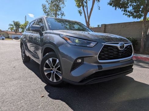 Used 2022 Toyota Highlander XLE FWD image 2