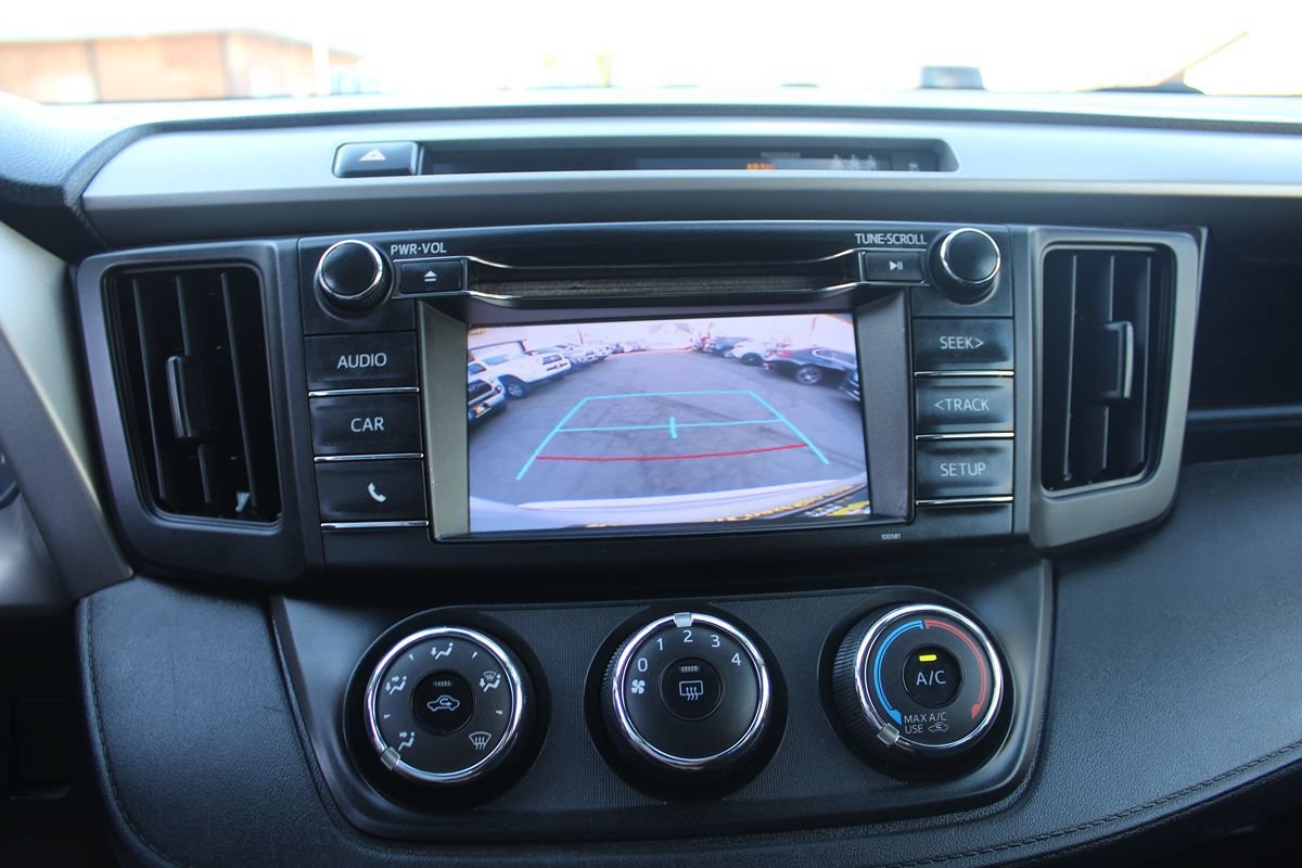 Used 2018 Toyota RAV4 LE FWD image 26