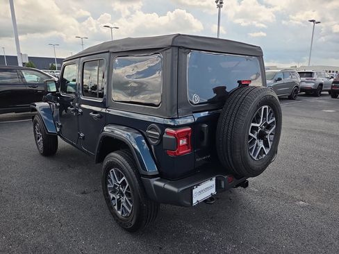 Used 2025 Jeep Wrangler Unlimited Sahara AWD/4WD image 5