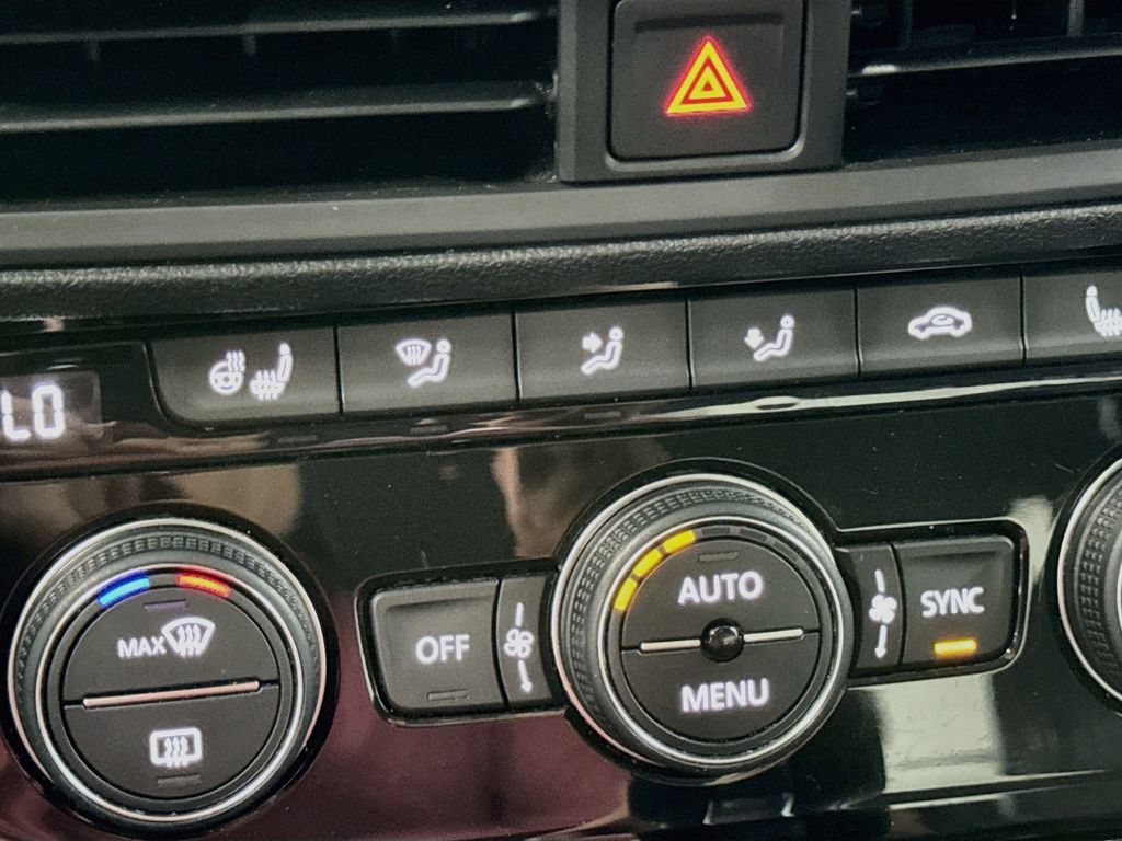 Used 2019 Volkswagen Jetta SE w/ Cold Weather Package FWD image 23