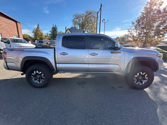 Used 2020 Toyota Tacoma TRD Off-Road w/ TRD Premium Off Road Package AWD/4WD image 3
