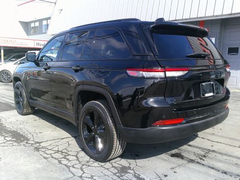 Used 2023 Jeep Grand Cherokee Altitude image 3