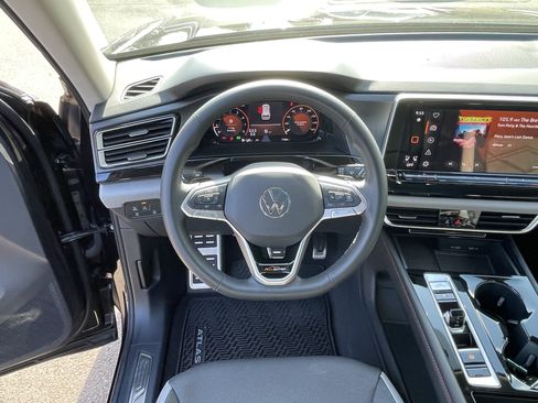Used 2024 Volkswagen Atlas Peak Edition SE AWD/4WD image 13