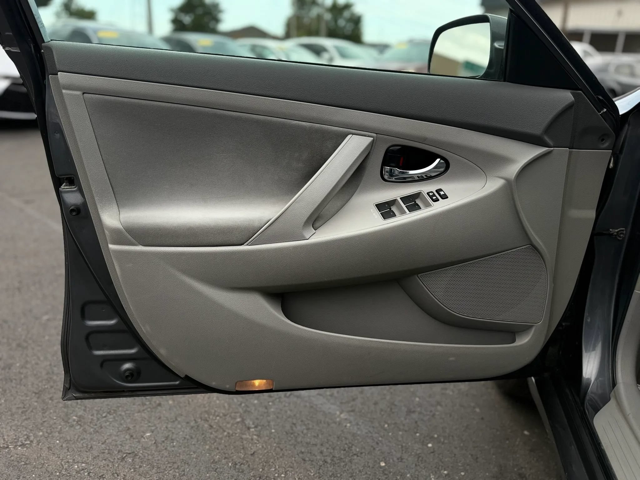 Used 2010 Toyota Camry LE FWD image 30