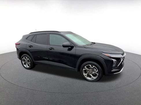 Used 2025 Chevrolet Trax LT w/ LT Convenience Package image 2