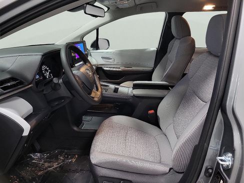 Used 2026 Toyota Sienna LE FWD image 10