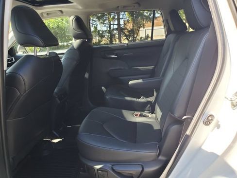 Used 2023 Toyota Highlander XLE AWD/4WD image 10