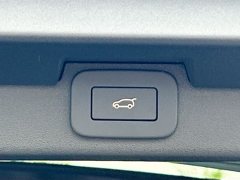 New 2025 Land Rover Discovery Dynamic SE image 9