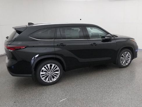 New 2026 Toyota Highlander Platinum image 10