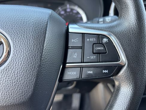 Used 2021 Toyota Highlander L FWD image 26