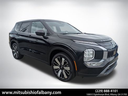 New 2025 Mitsubishi Outlander SE image 1
