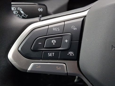 Certified 2025 Volkswagen Taos SE image 20