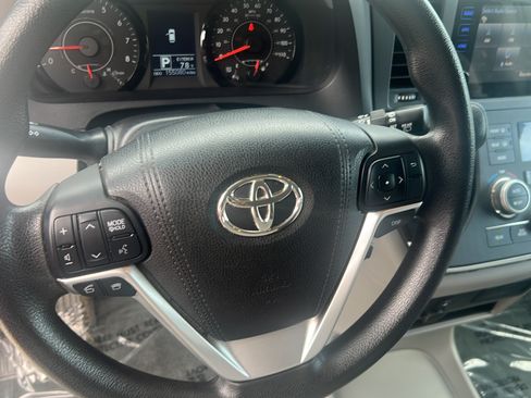 Used 2016 Toyota Sienna LE FWD image 12