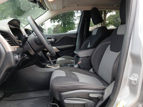 Used 2018 Jeep Cherokee Latitude FWD image 19