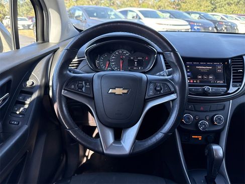 Used 2022 Chevrolet Trax LT w/ LT Convenience Package image 21
