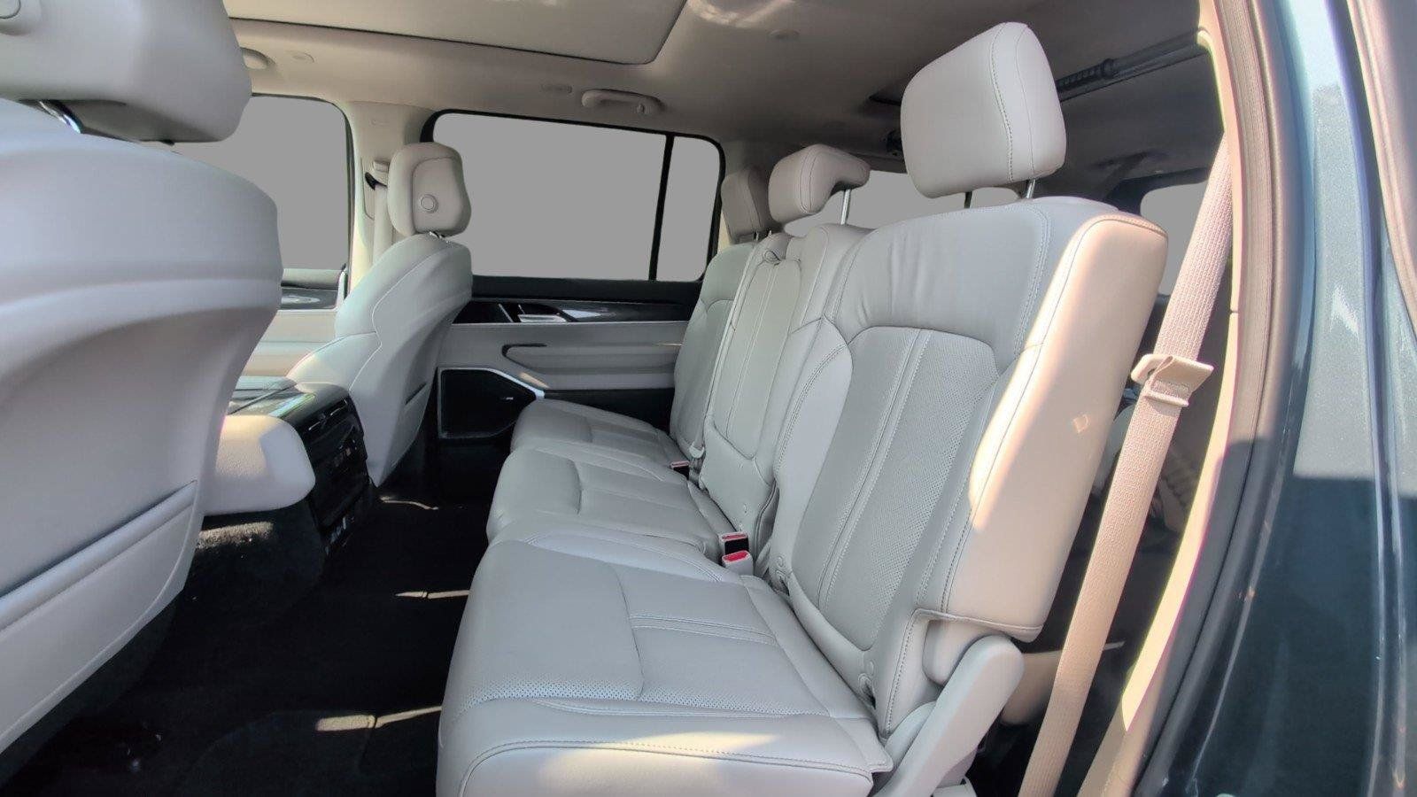 Used 2023 Jeep Wagoneer 4WD w/ Premium Group I image 36