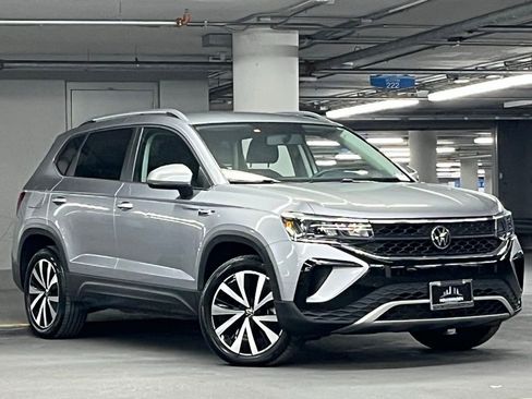 Used 2022 Volkswagen Taos SE image 2