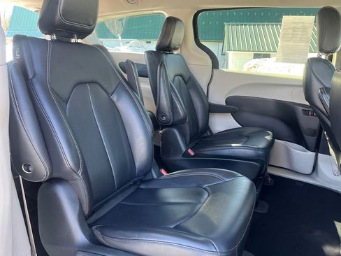 Used 2024 Chrysler Pacifica Select image 32