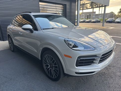 Certified 2023 Porsche Cayenne Platinum Edition image 4