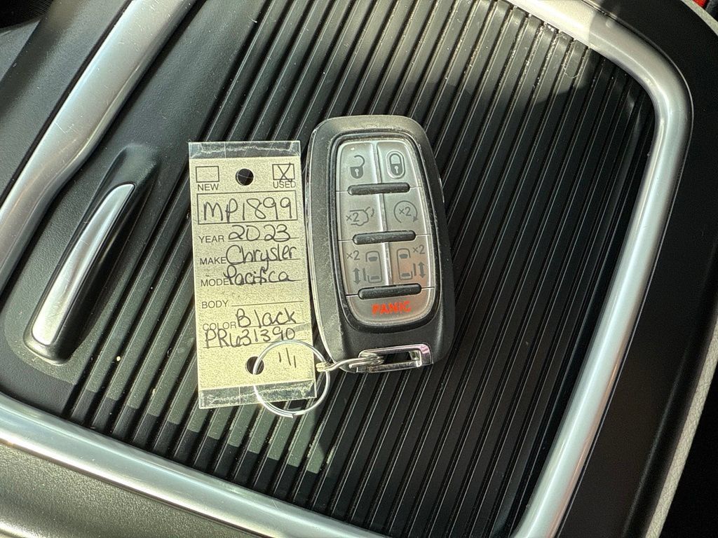 Used 2023 Chrysler Pacifica Touring-L FWD image 15
