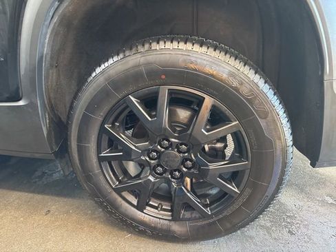 Used 2023 GMC Acadia SLT image 47