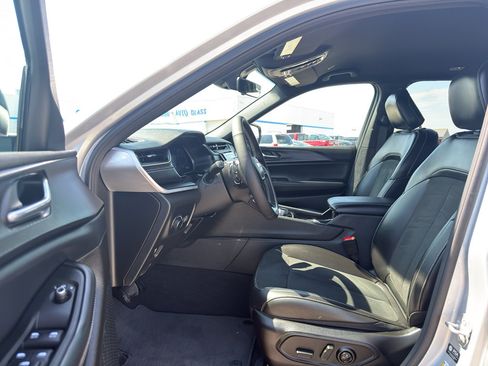 Used 2025 Jeep Grand Cherokee Altitude AWD/4WD image 11
