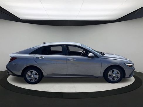 Certified 2026 Hyundai Elantra SE FWD image 3