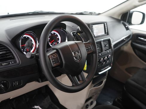 Used 2019 Dodge Grand Caravan SE w/ UConnect Hands-Free Group image 20