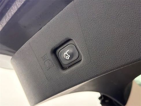 Used 2022 Lincoln Nautilus FWD w/ Premium Package image 9