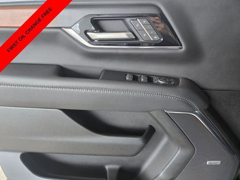 Used 2025 GMC Yukon XL Denali image 37