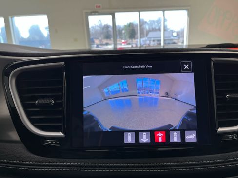 Used 2023 Chrysler Pacifica Limited w/ Uconnect Theater Family Group image 41