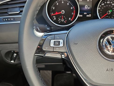 Used 2020 Volkswagen Tiguan SE w/ Panoramic Sunroof Package image 17