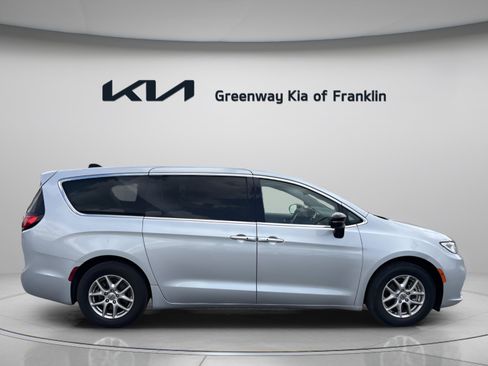 Used 2024 Chrysler Pacifica Touring-L FWD image 8