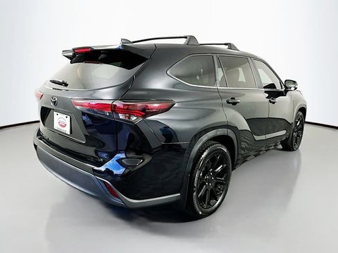 Used 2024 Toyota Highlander LE FWD image 5