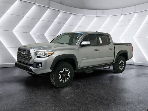 Used 2016 Toyota Tacoma TRD Off-Road w/ Premium & Technology Package AWD/4WD image 3
