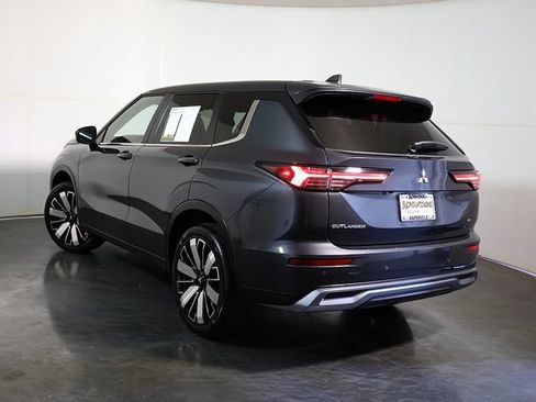 Used 2025 Mitsubishi Outlander SE FWD image 2