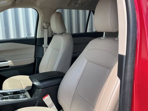 Used 2024 Ford Explorer XLT w/ Equipment Group 202A AWD/4WD image 9