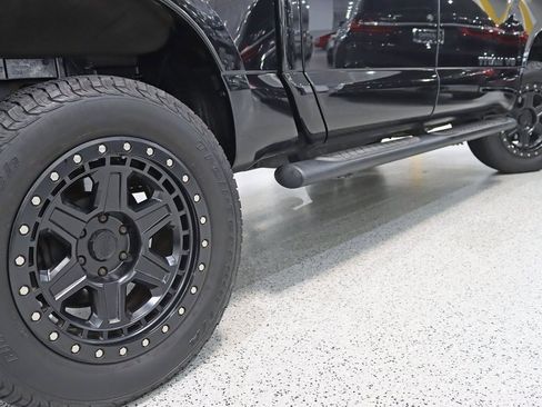 Used 2018 Nissan Titan SV w/ SV Convenience Package image 12