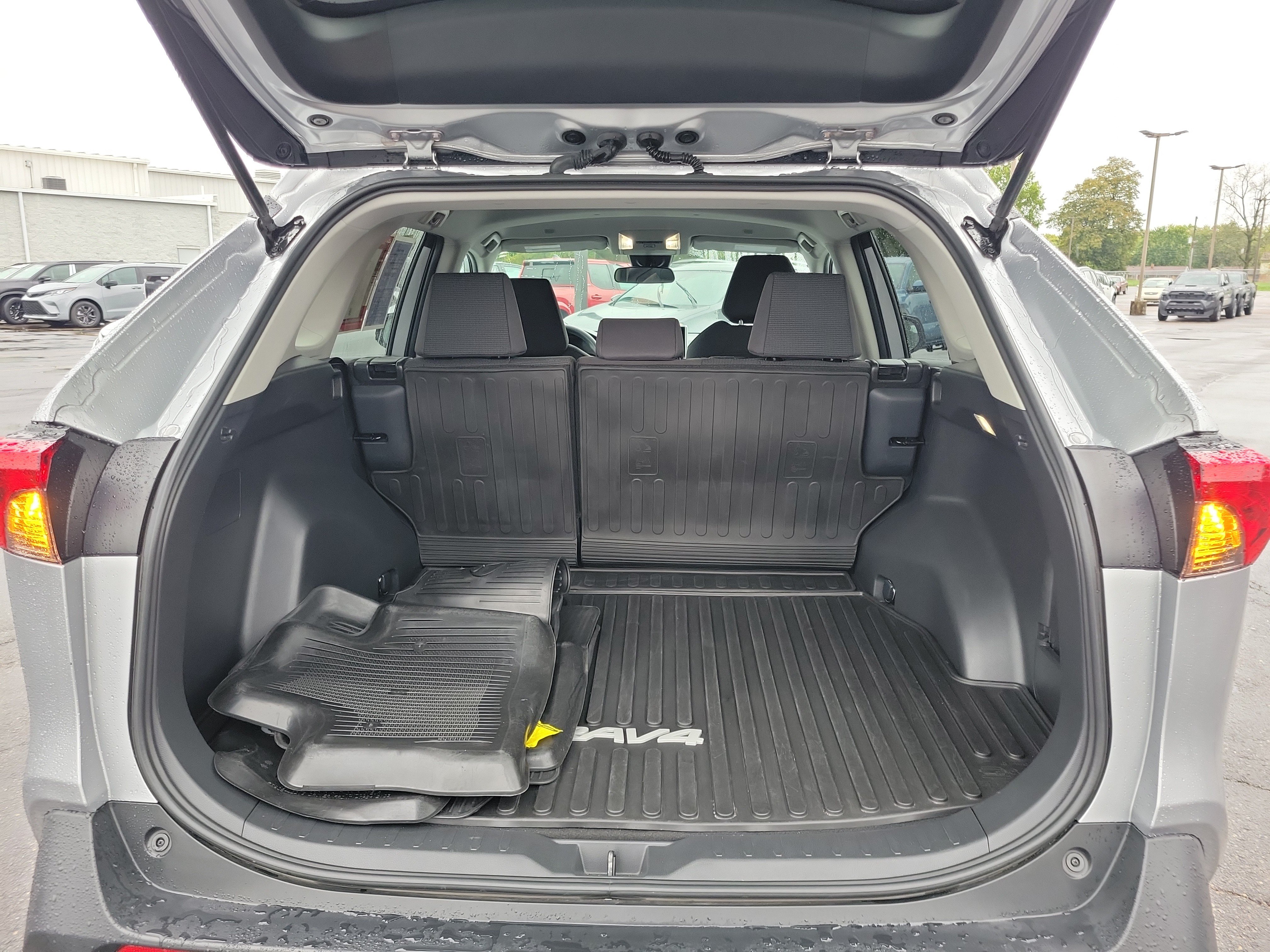 Used 2025 Toyota RAV4 LE AWD/4WD image 8