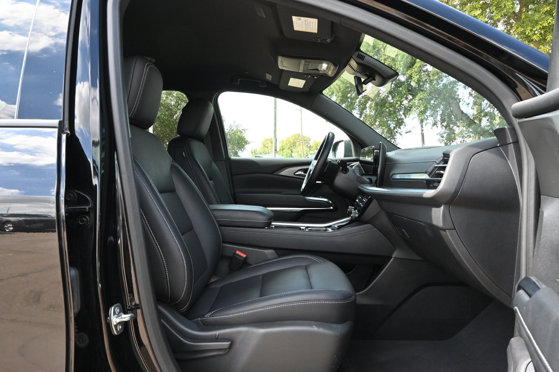 Used 2025 Chevrolet Traverse LT FWD image 24