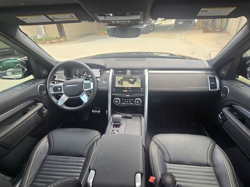 Certified 2024 Land Rover Discovery Dynamic SE AWD/4WD image 11