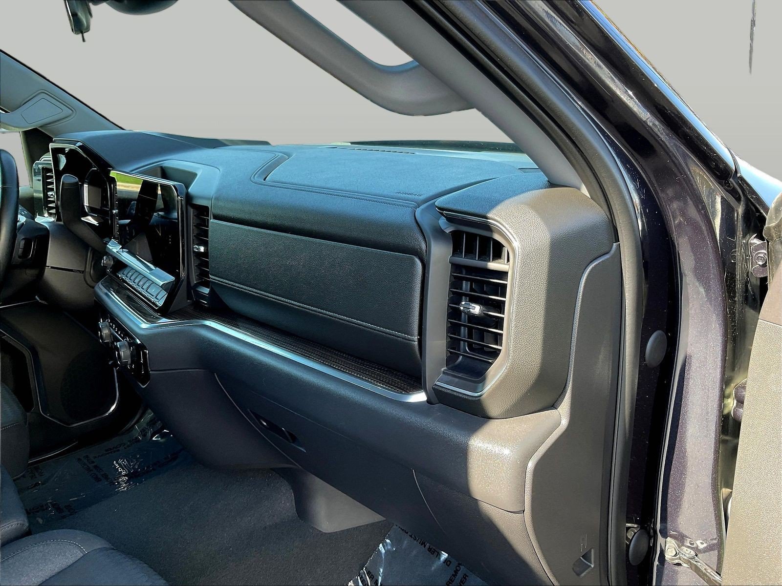 Used 2023 Chevrolet Silverado 1500 LT AWD/4WD image 30
