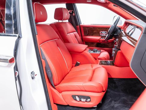 Used 2019 Rolls-Royce Phantom Sedan RWD image 48