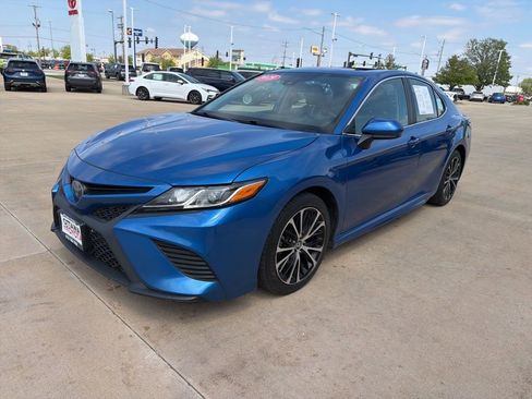 Used 2019 Toyota Camry SE FWD image 2