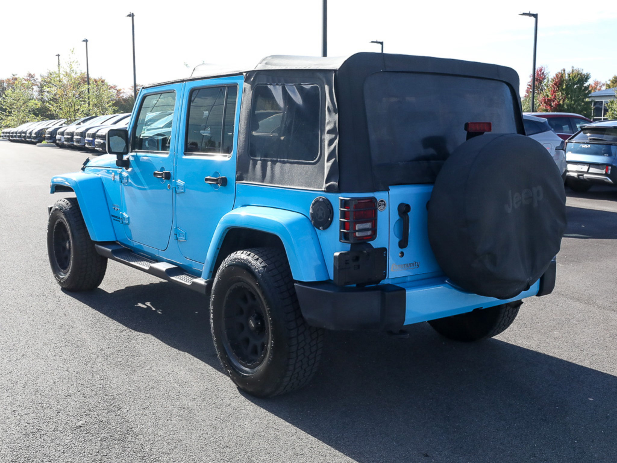 Used 2017 Jeep Wrangler Unlimited Sahara AWD/4WD image 4