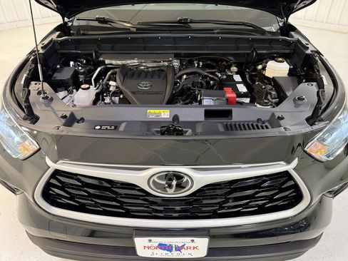 Used 2025 Toyota Highlander XLE image 32